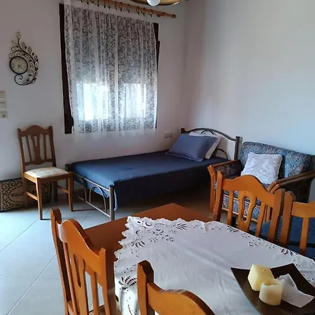 Mary's Traditional Apartamento Aigani